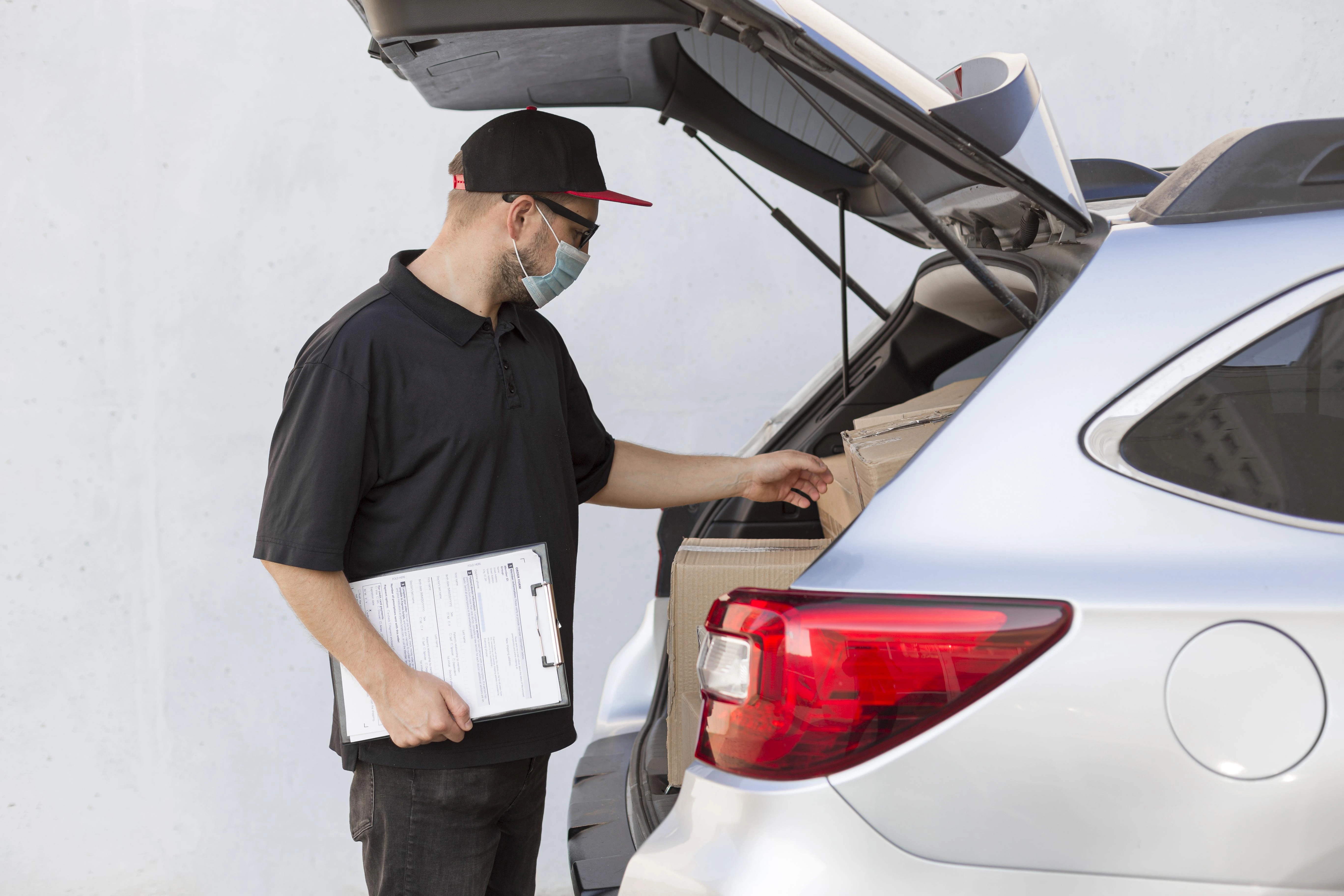 Не закрывается багажник автомобиля, механик осматривает замок