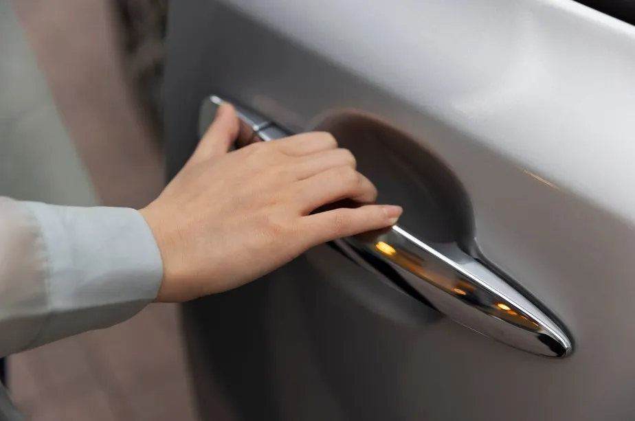 Не закрывается дверь в машине - фото Не закрывается дверь в машине